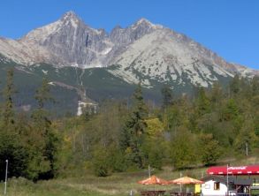 Widok na masyw omnicy i Kiemarskiego Szczytu z Tatrzaskiej omnicy (Tatransk Lomnica)